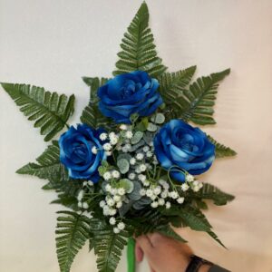 Fiori artificiali per cimitero mazzo con boccioli di rose blu con sfumature in velluto