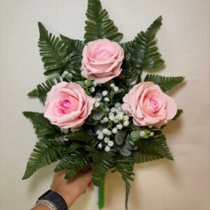 Fiori artificiali per cimitero mazzo con boccioli di rose di colore rosa con sfumature in velluto