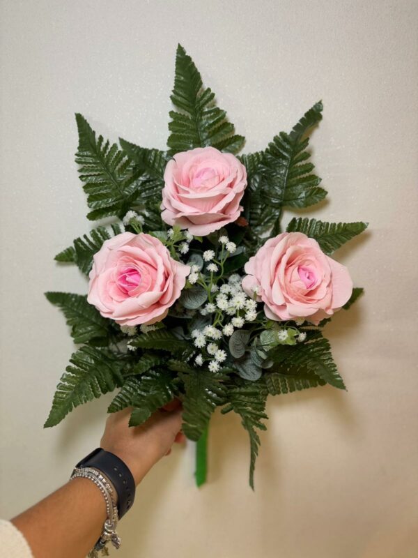 Fiori artificiali per cimitero mazzo con boccioli di rose di colore rosa con sfumature in velluto