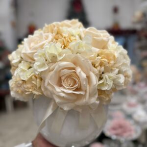 Centrotavola con fiori artificiali composto da rose in velluto e ortensie Ø 40