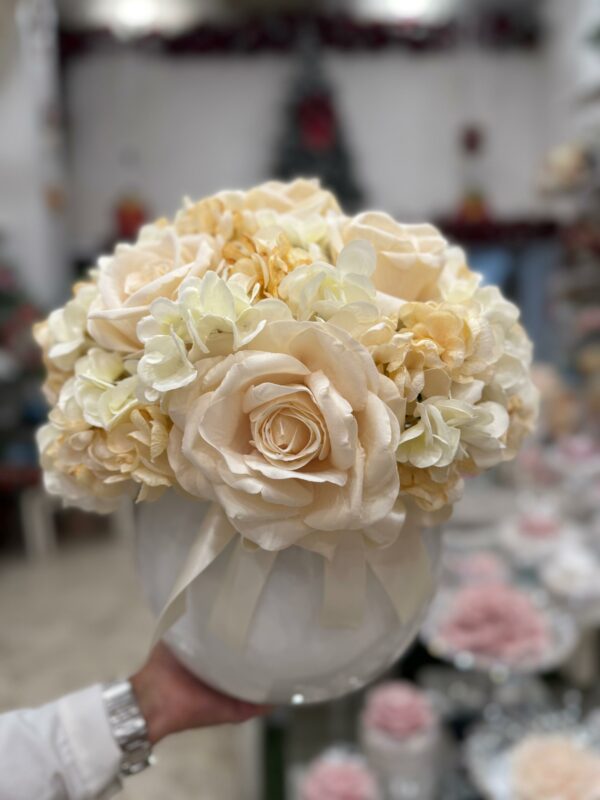 Centrotavola con fiori artificiali composto da rose in velluto e ortensie Ø 40