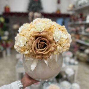 Centrotavola con fiori artificiali composto da rose in velluto e ortensie Ø 30