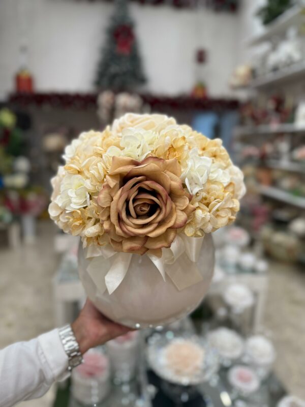 Centrotavola con fiori artificiali composto da rose in velluto e ortensie Ø 30