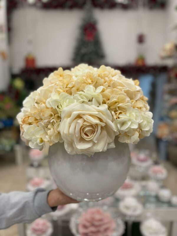 Centrotavola con fiori artificiali composto da rose in velluto e ortensie Ø 40 - immagine 2