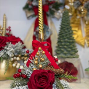 Centrotavola natalizio con boccioli di rose rosse in velluto e decori Ø 20cm