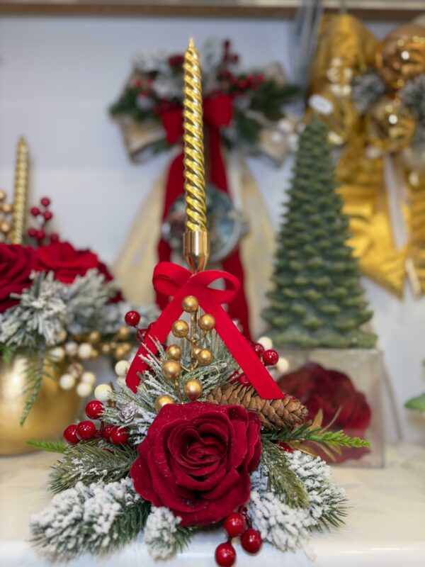 Centrotavola natalizio con boccioli di rose rosse in velluto e decori Ø 20cm