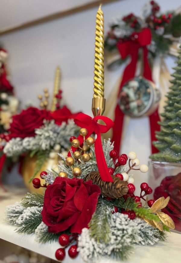 Centrotavola natalizio con boccioli di rose rosse in velluto e decori Ø 20cm - immagine 2