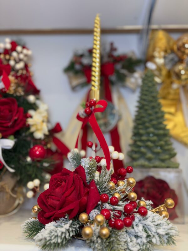 Centrotavola natalizio con  rose rosse in velluto e decori Ø 25 cm - immagine 2