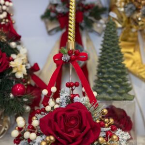 Centrotavola natalizio con rose rosse in velluto e decori Ø 25 cm