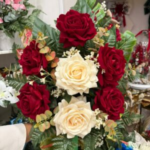 Fiori artificiali per cimitero mazzo con sette rose rosse in velluto, cinque rosse e due beige