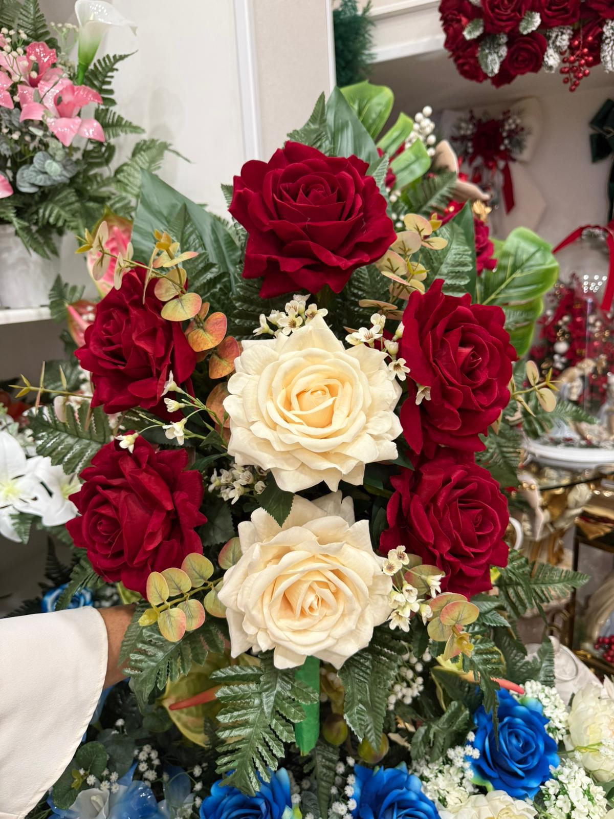 Fiori artificiali per cimitero mazzo con sette rose rosse in velluto, cinque rosse e due beige
