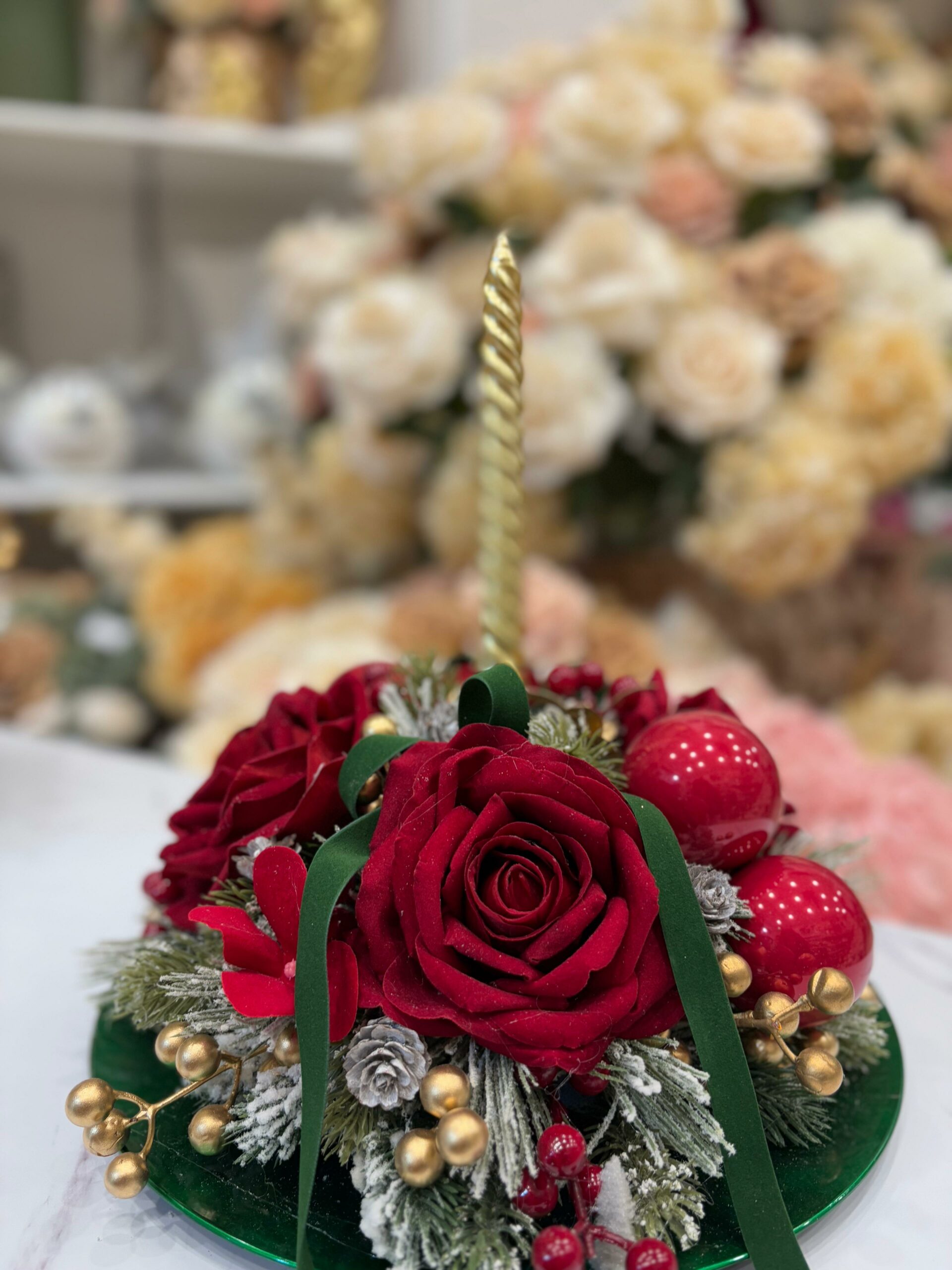 Centrotavola natalizio tondo con rose rosse in velluto e decori - immagine 2