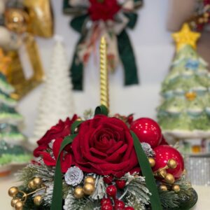 Centrotavola natalizio tondo con rose rosse in velluto e decori Ø 30 cm