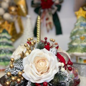 Centrotavola natalizio tondo con rose panna in velluto e decori Ø 30 cm