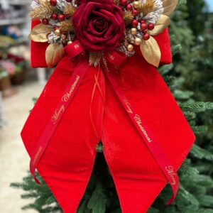 FIOCCO NATALIZIO IN VELLUTO ROSSO CON ROSA ROSSA IN VELLUTO, RAMI DI ABETE EFFETTO INNEVATO, BACCHE E DECORI cm 60