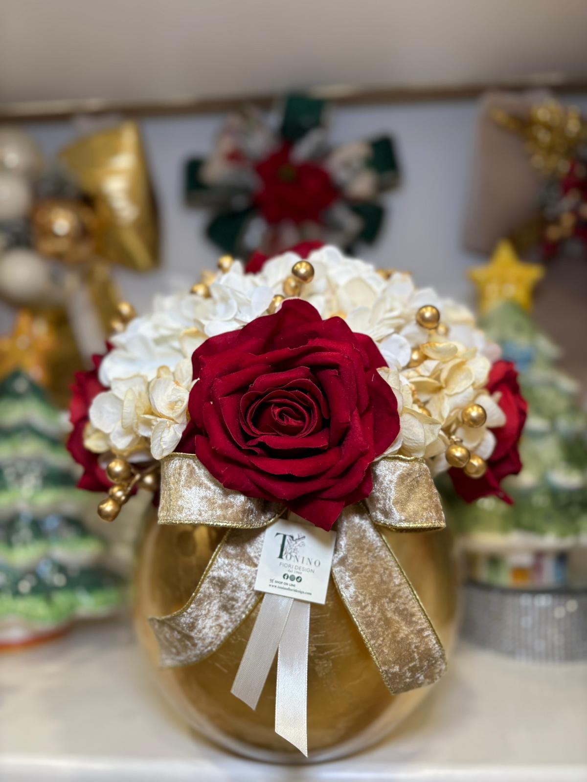 Centrotavola natalizio con ampolla oro con fiori artificiali composto rose rosse, ortensie e bacche oro Ø 33