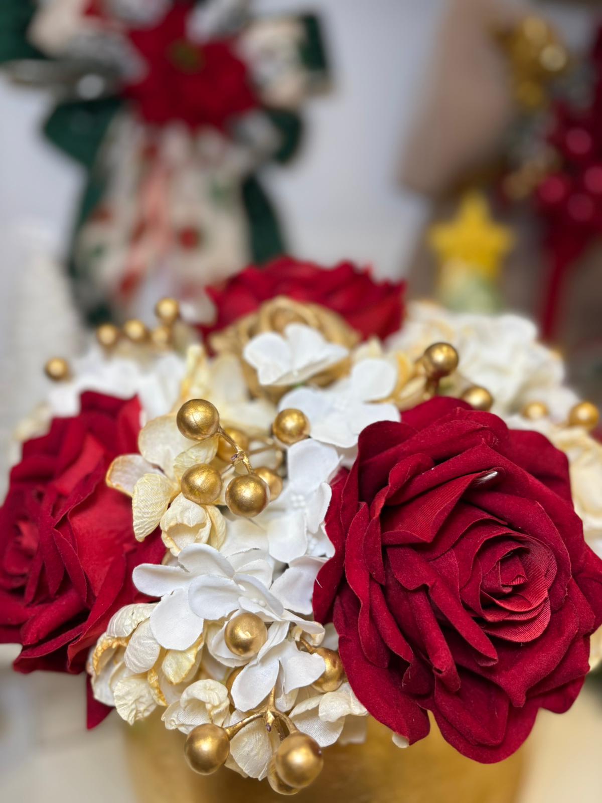 Centrotavola natalizio con ampolla oro con fiori artificiali composto rose rosse, ortensie e bacche oro Ø 33 - immagine 2
