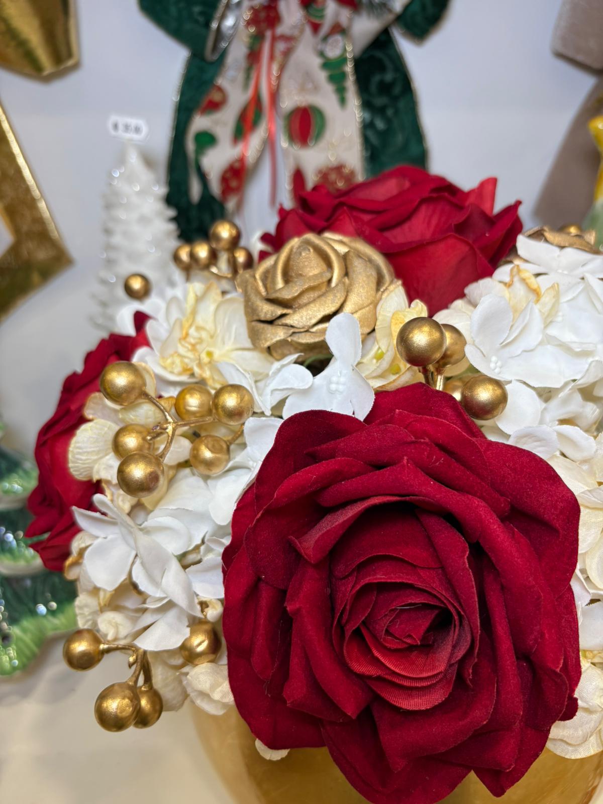 Centrotavola natalizio con ampolla oro con fiori artificiali composto rose rosse, ortensie e bacche oro Ø 33 - immagine 3
