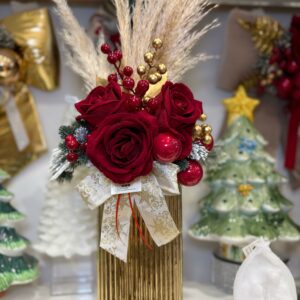 Decorazione Natalizia Vaso ovale in ceramica oro con fiori artificiali composto rose rosse in velluto, pampas bacche e rami natalizi h 55