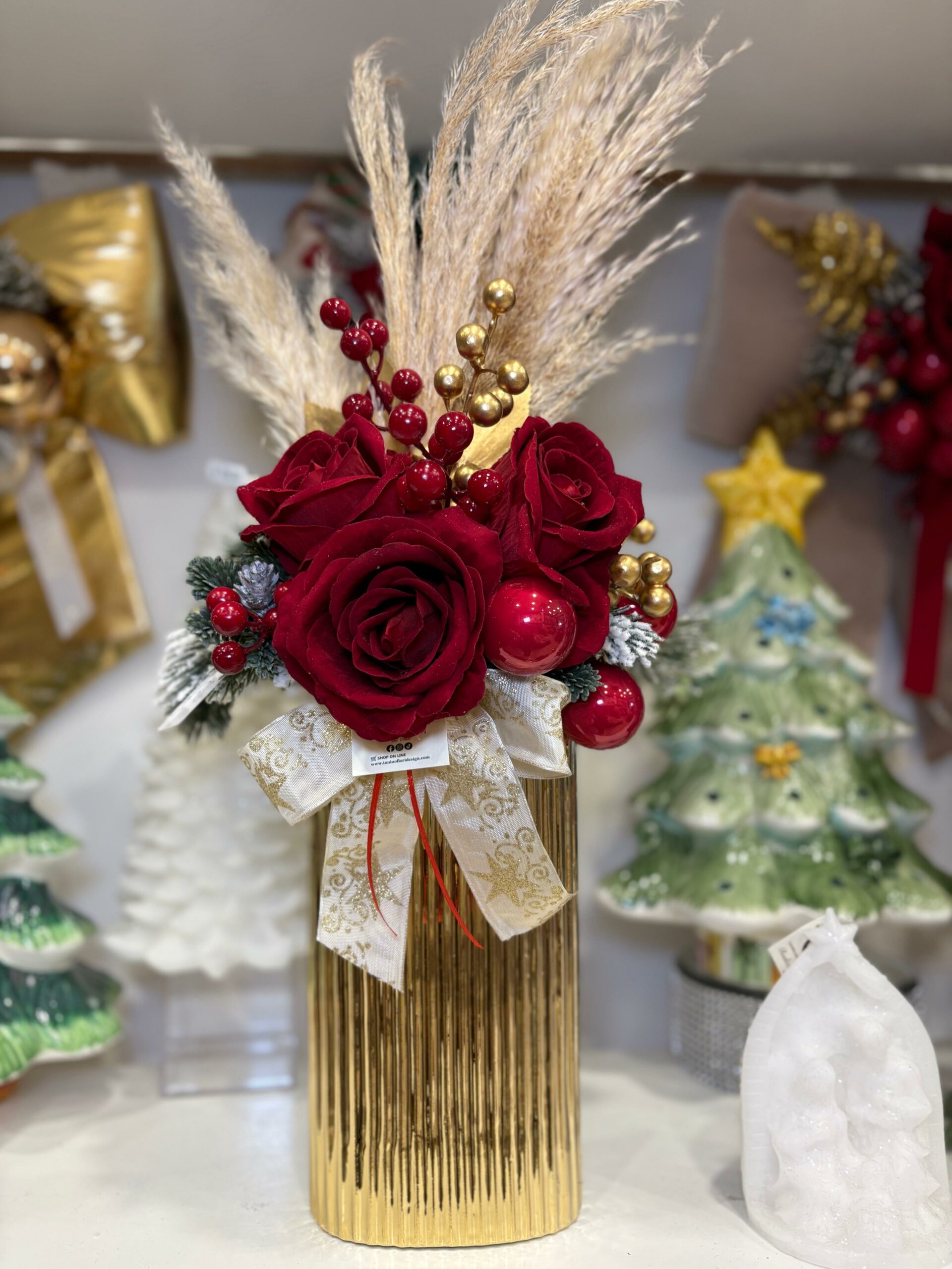 Decorazione Natalizia Vaso ovale in ceramica oro con fiori artificiali composto rose rosse in velluto, pampas bacche e rami natalizi h 55