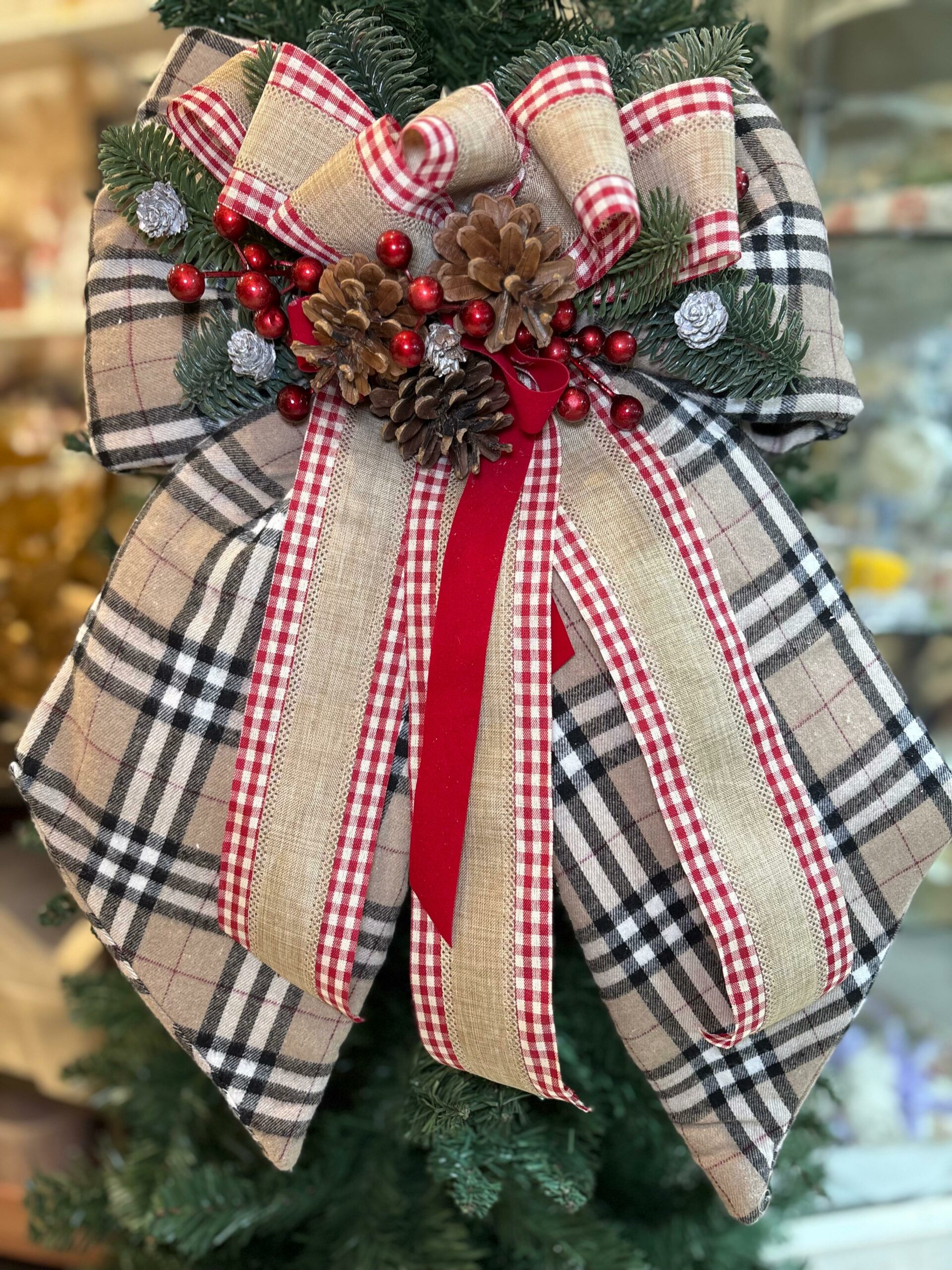 FIOCCO NATALIZIO TARTAN SCOZZESE MARRONE, CON NASTRI, PIGNE, BACCHE E DECORI cm 60