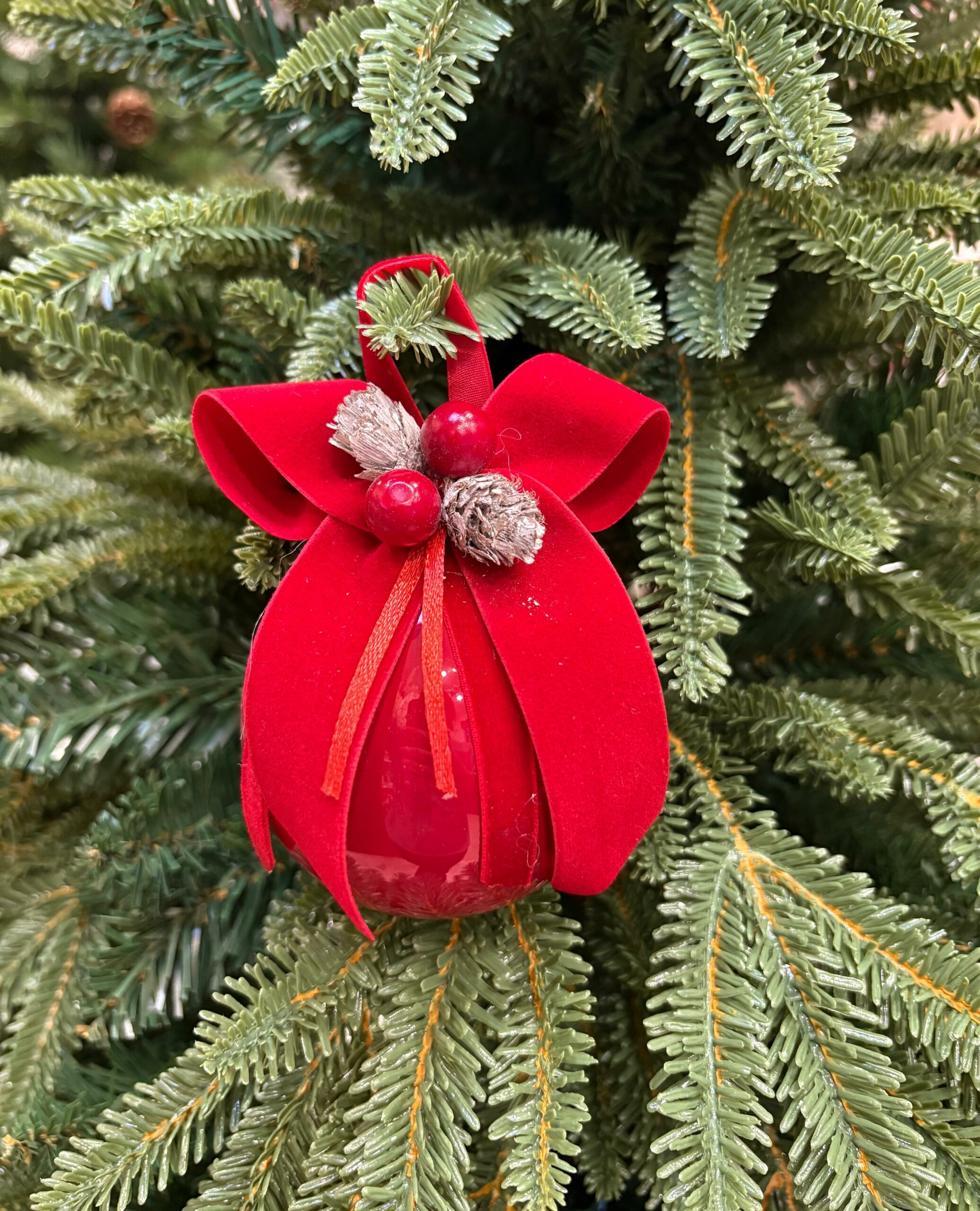 Pallina di Natale in vetro rossa con fiocco rosso e decorazioni Ø 8 cm