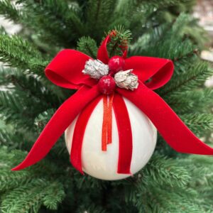 Pallina di Natale in vetro bianca con fiocco rosso e decorazioni Ø 8 cm