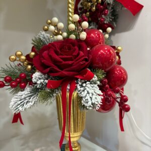 Vaso Centrotavola coppa in metallo oro con rose rosse in velluto e palline in vetro h 52