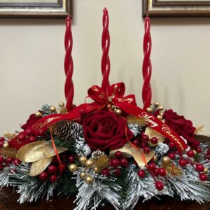 Centrotavola natalizio composto da rose rosse, bacche e tre candele cm 50/55cm