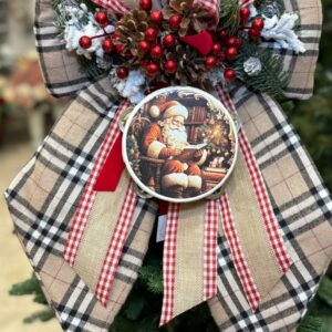 FIOCCO NATALIZIO TARTAN SCOZZESE MARRONE, CON NASTRI, PIGNE, BACCHE DECORI E TAMBURELLA cm 60