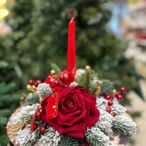 Centrotavola natalizio tondo con rose rosse in velluto, pigne, bacche e decori Ø 30 cm