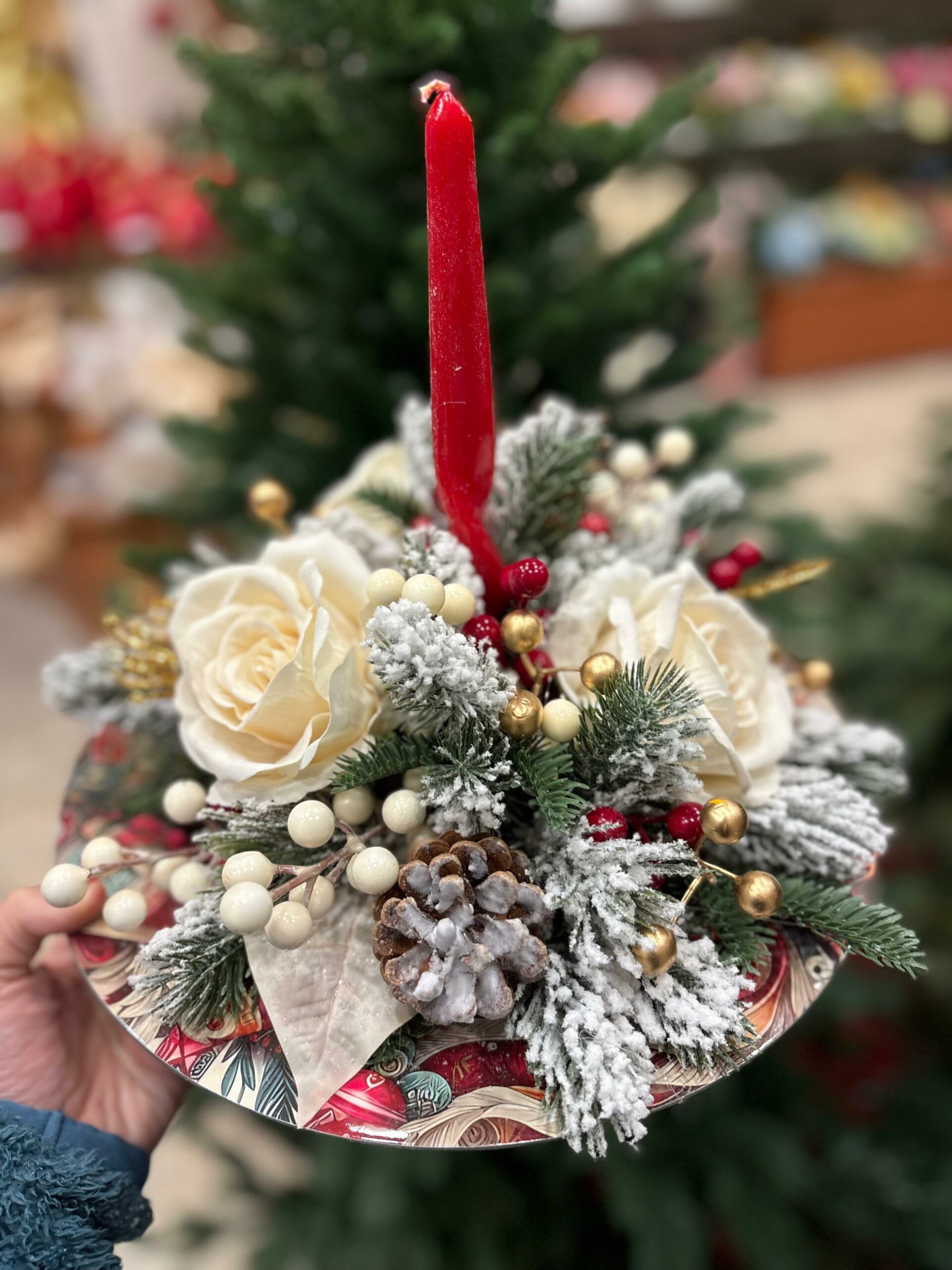 Centrotavola natalizio tondo con rose Panna in velluto, pigne, bacche e decori Ø 30 cm - immagine 2