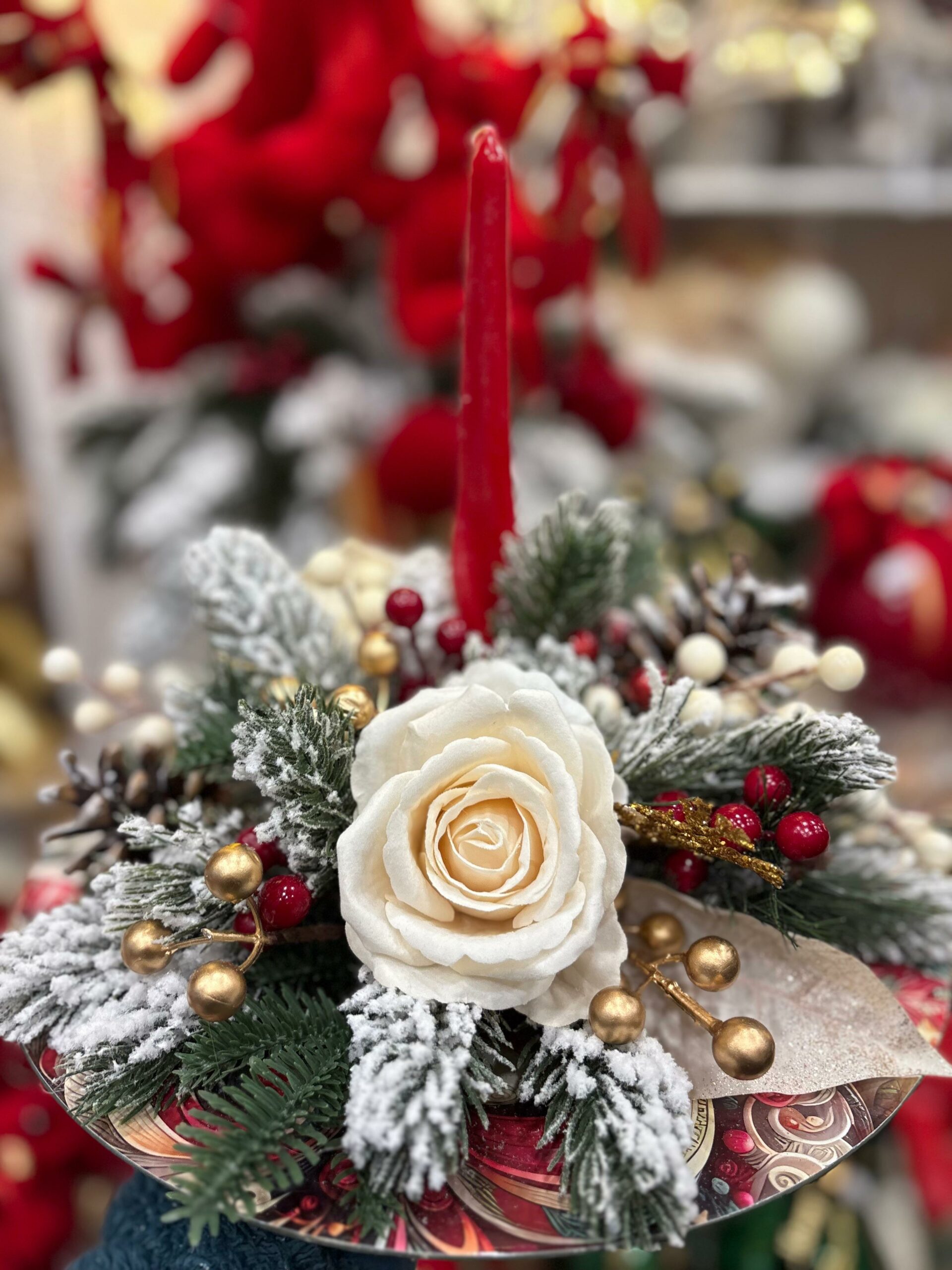 Centrotavola natalizio tondo con rose Panna in velluto, pigne, bacche e decori Ø 30 cm
