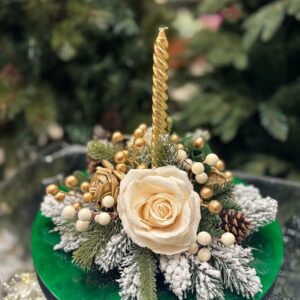 Centrotavola natalizio tondo con rose panna in velluto, pigne, bacche e decori Ø 30 cm