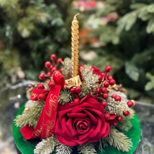 Centrotavola natalizio tondo con tre rose rosse in velluto, pigne, bacche e decori Ø 30 cm