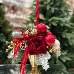 Vaso Centrotavola coppa in metallo oro con rose rosse in velluto, palline in vetro, bacche e pigne h 52