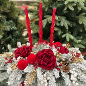 Centrotavola natalizio composto da rose rosse, palline in velluto bacche e tre candele cm 70 cm