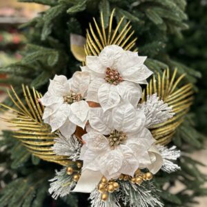 Fiori artificiali per cimitero mazzo natalizio con rami di abete, foglie oro e stelle di natale