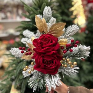 Fiori artificiali per cimitero mazzo natalizio con rami di abete, foglie oro e rose rosse in velluto