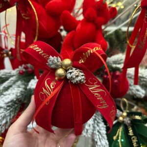 Pallina di Natale in Velluto rossa con fiocco rosso, pigne e decorazioni Ø 10 cm