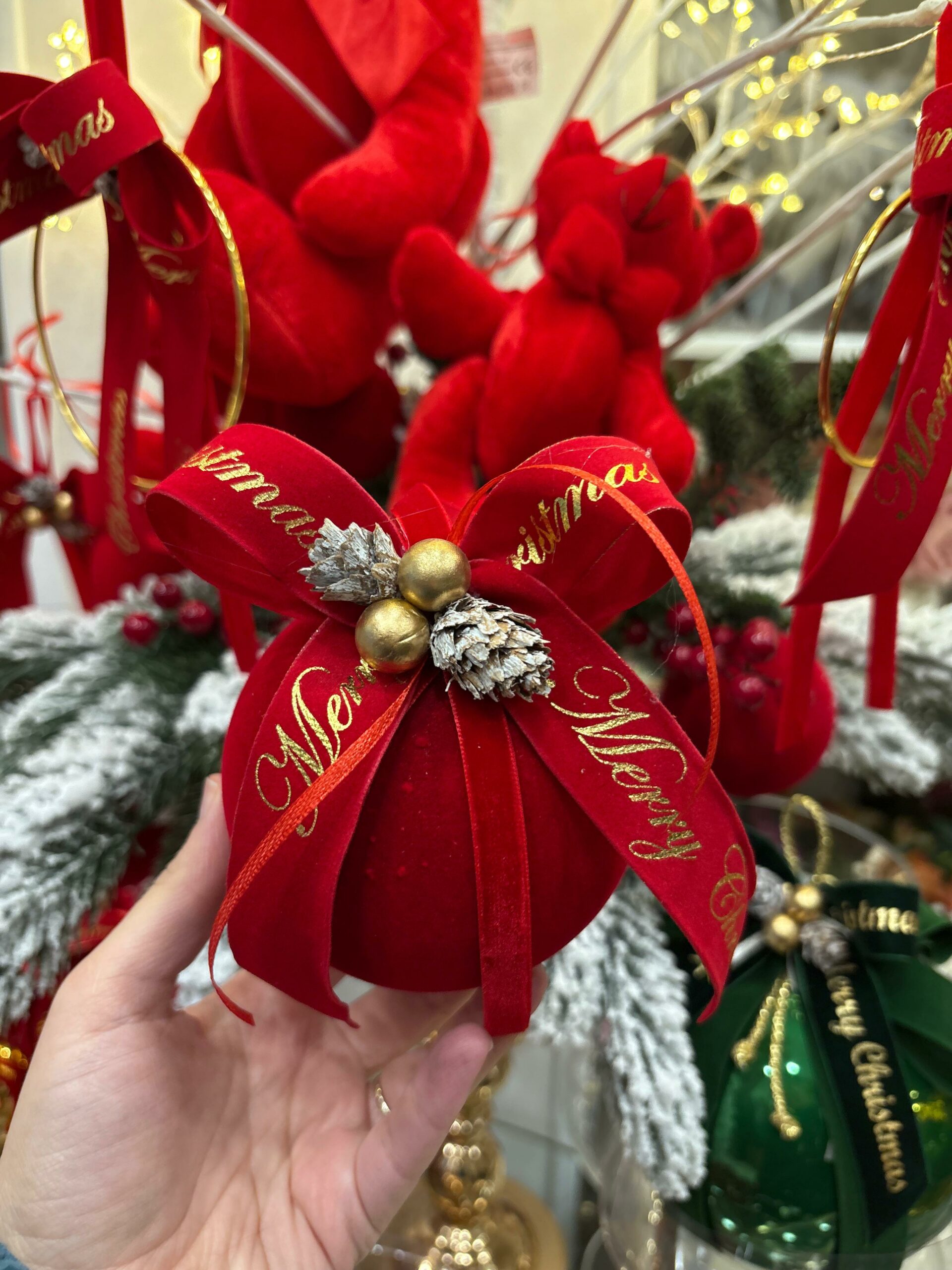 Pallina di Natale in Velluto rossa con fiocco rosso, pigne e decorazioni Ø 10 cm