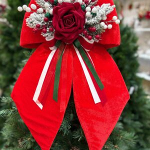 FIOCCO NATALIZIO IN VELLUTO ROSSO CON ROSA ROSSA IN VELLUTO, RAMI DI ABETE EFFETTO INNEVATO, BACCHE E DECORI BIANCHI E VERDI cm 60