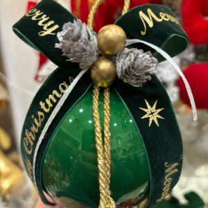 Pallina di Natale in vetro verde con fiocco verde con scritta Merry Christmas e decorazioni Ø 10 cm