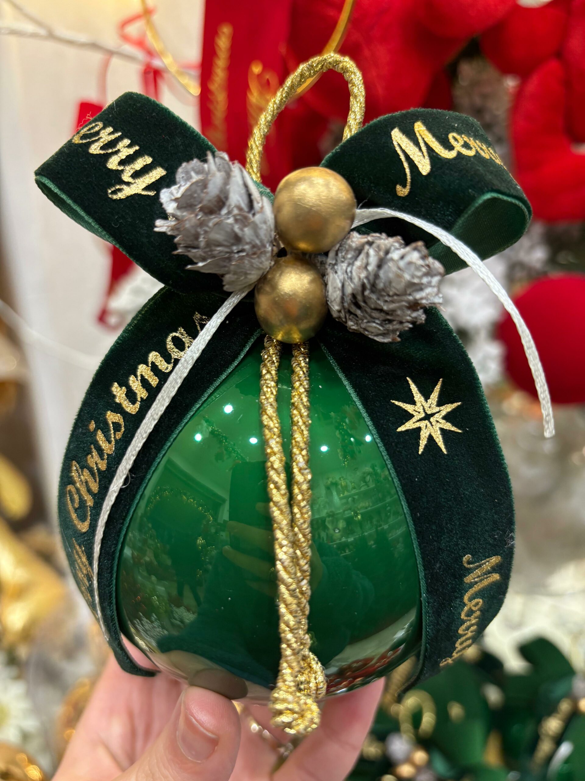 Pallina di Natale in vetro verde con fiocco verde con scritta Merry Christmas e decorazioni Ø 10 cm