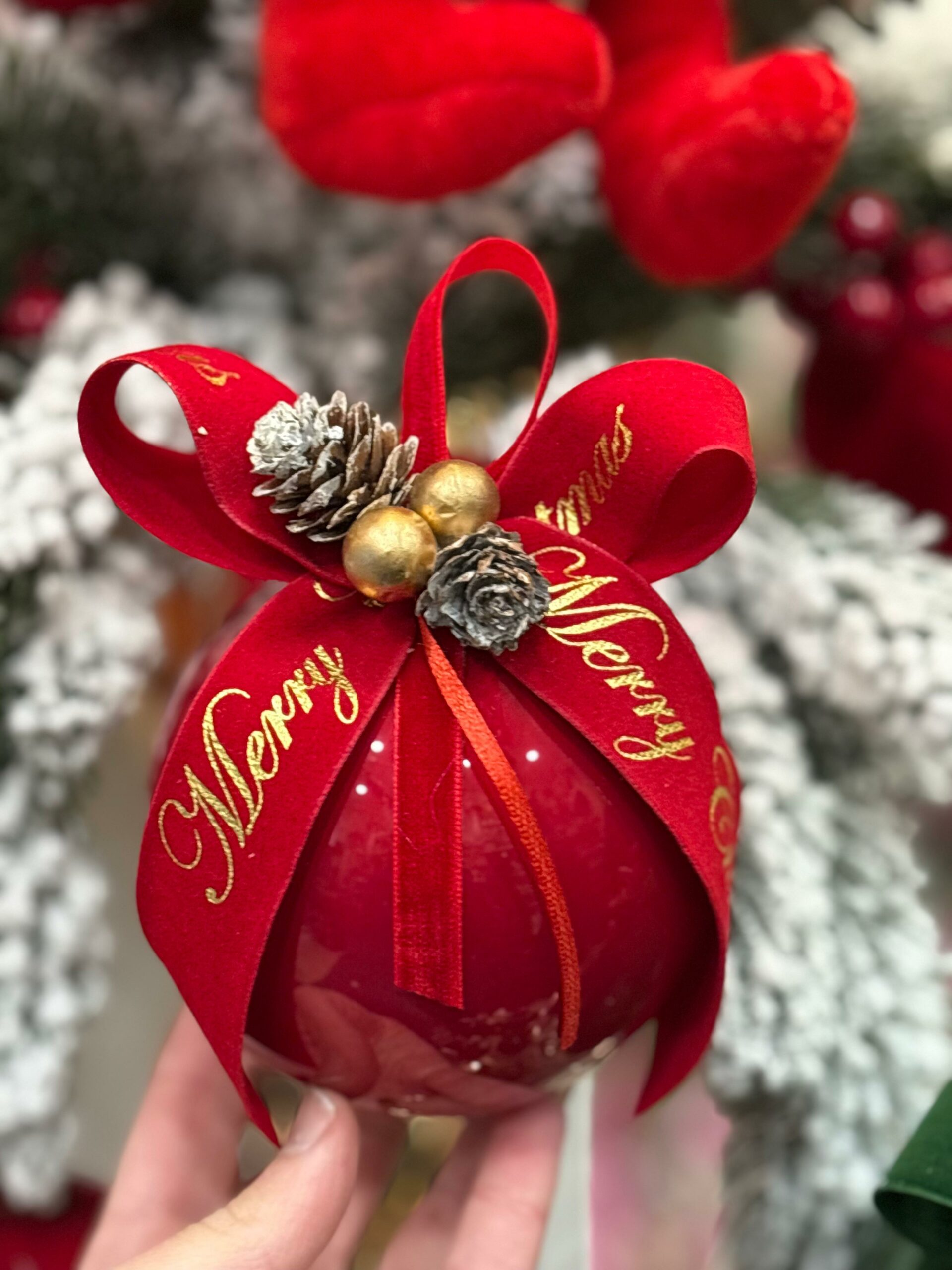 Pallina di Natale in vetro verde con fiocco Rosso con scritta Merry Christmas e decorazioni Ø 10 cm