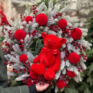GHIRLANDA NATALIZIA CON PALLINE DI NATALE IN VELLUTO ROSSE, BACCHE E TEDDY Ø 55
