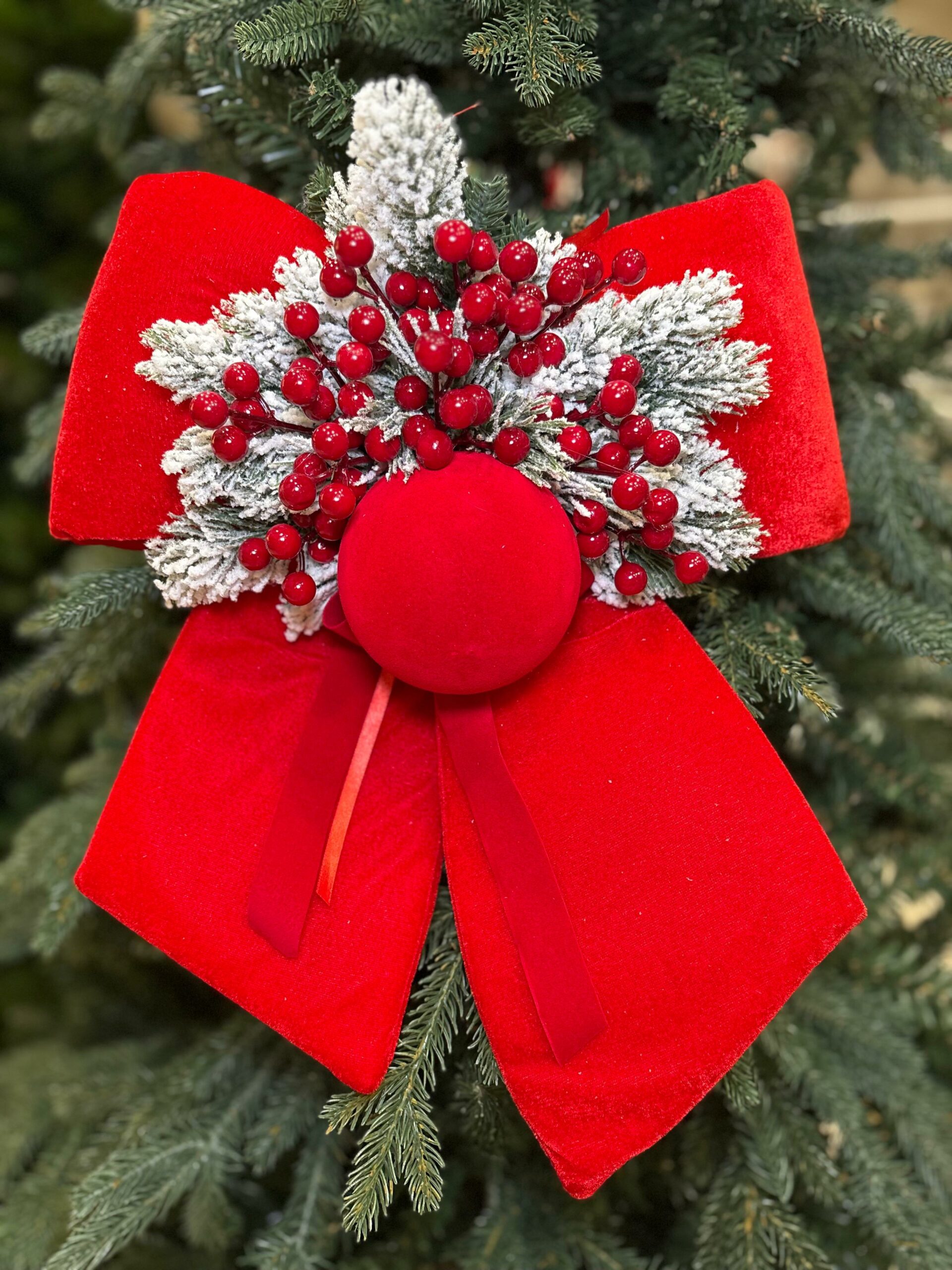 FIOCCO NATALIZIO IN VELLUTO ROSSO CON ROSA IN VELLUTO ROSSA, PALLINA IN VELLUTO E BACCHE h cm 40