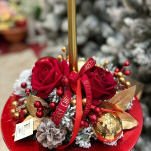 Centrotavola natalizio tondo con due rose rosse in velluto, pigne, bacche e decori Ø 30 cm