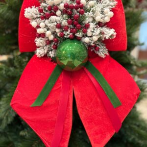 FIOCCO NATALIZIO IN VELLUTO ROSSO PALLINA IN VETRO VERDE, ABETE INNEVATO E BACCHE h cm 40
