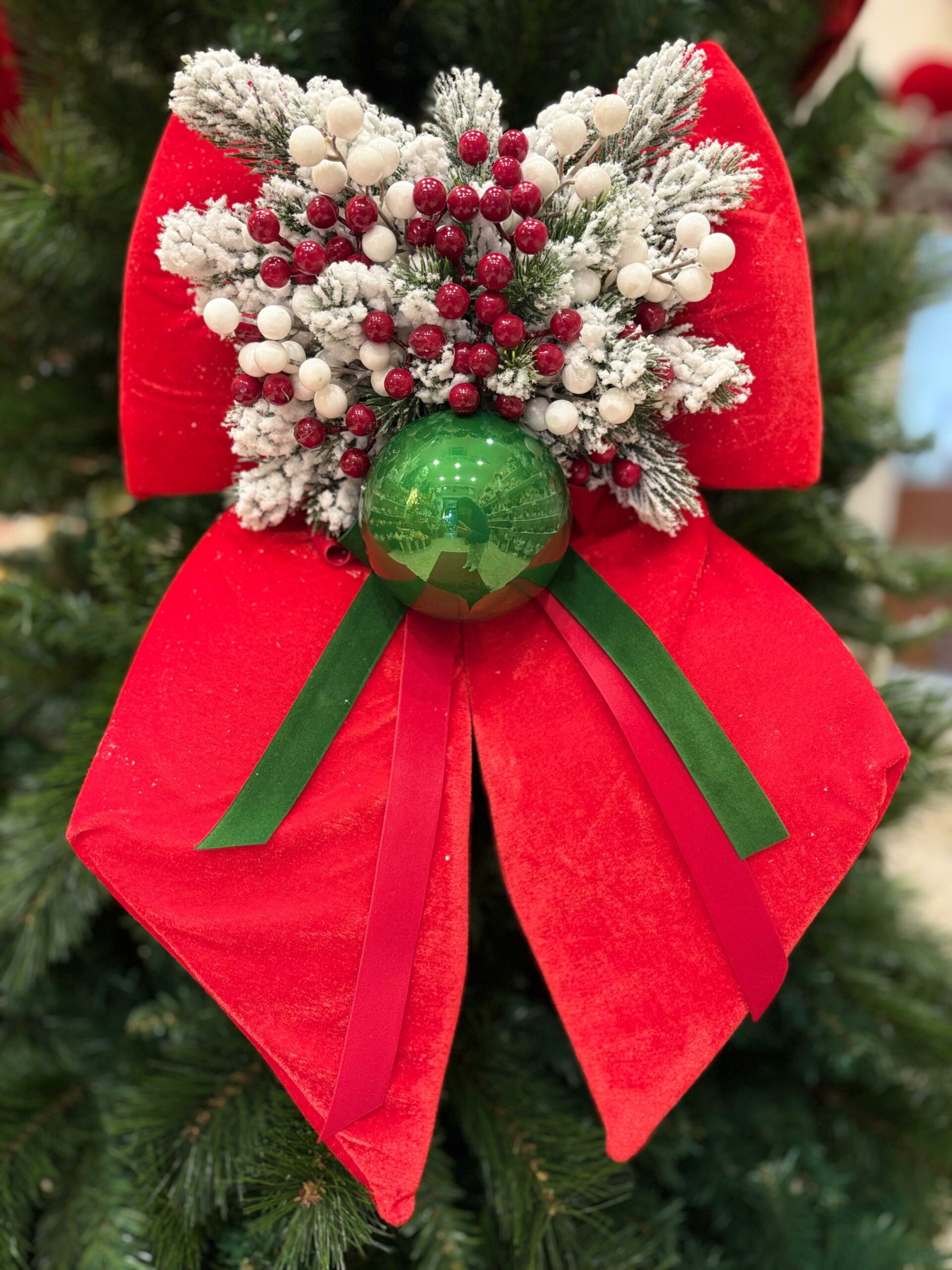 FIOCCO NATALIZIO IN VELLUTO ROSSO PALLINA IN VETRO VERDE, ABETE INNEVATO E BACCHE h cm 40